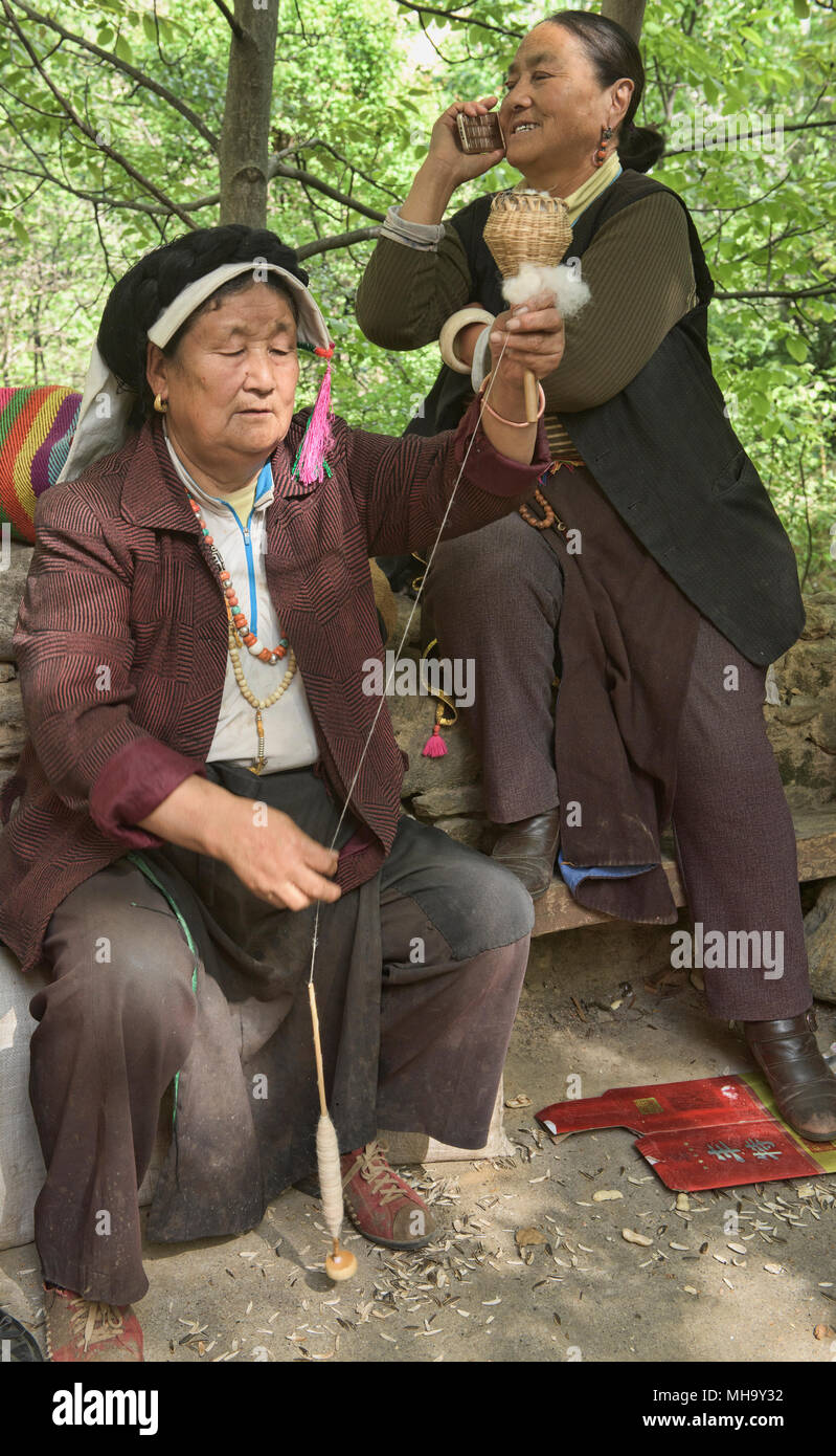 Tibetana locale la filatura della lana nel villaggio di Jiaju, Sichuan, in Cina Foto Stock