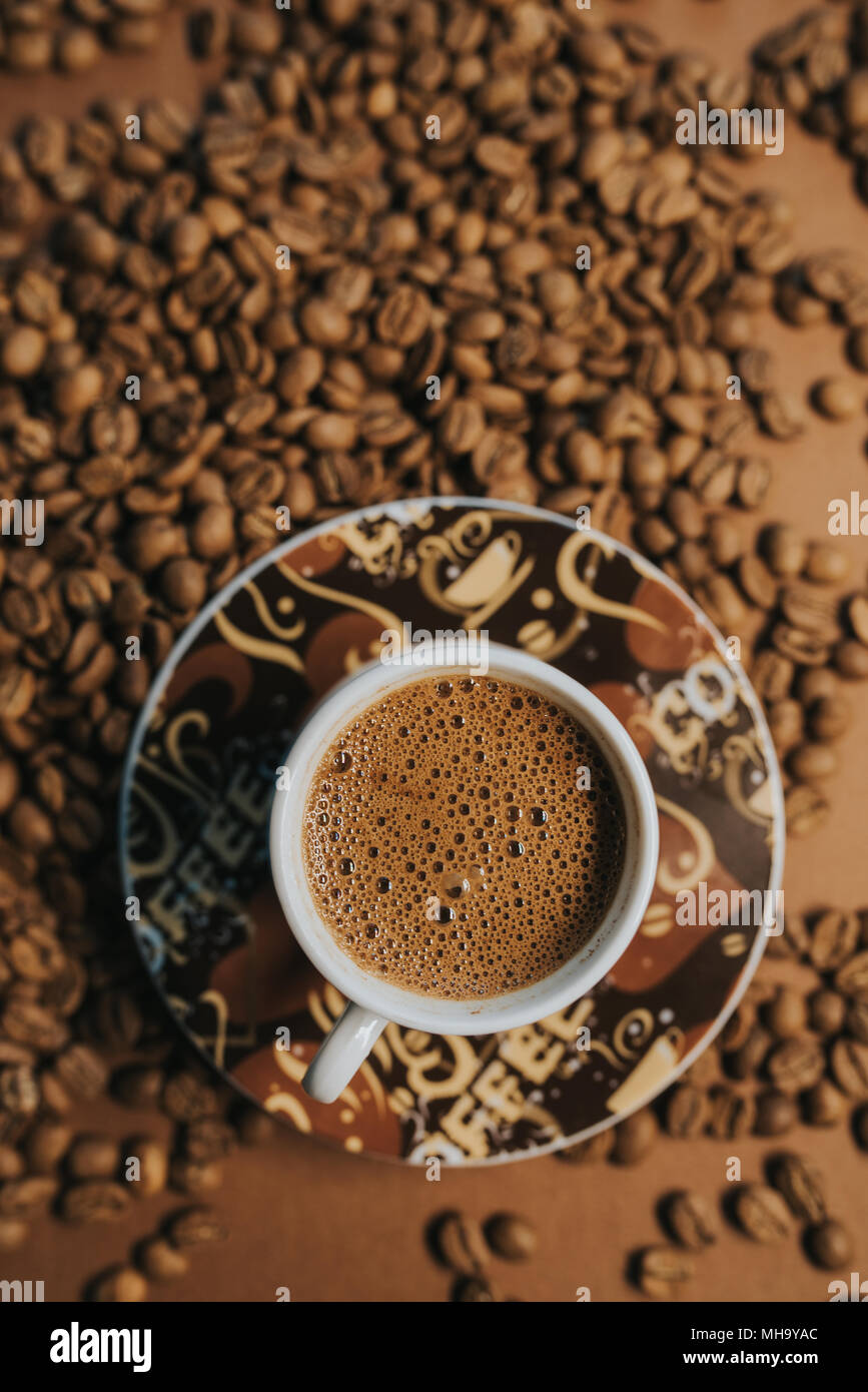 Il caffè turco sulla tavola di legno con fagioli Foto Stock