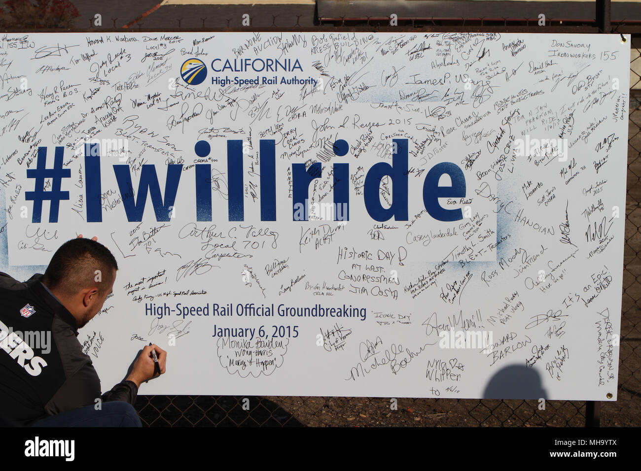 La firma del "Io Ride' poster a La California ad alta velocità ferroviaria cerimonia rivoluzionaria a Fresno Foto Stock