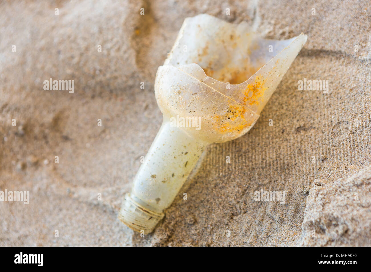 Pulizia spiagge. Pulizia spiagge sporca dall'azione dell'uomo. La sostenibilità del pianeta e la conservazione della natura. Foto Stock