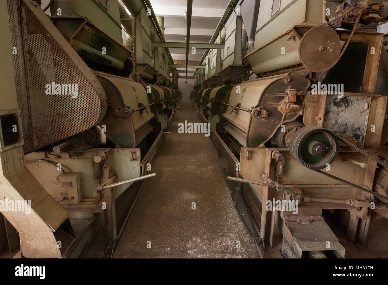 Vecchia fabbrica abbandonata, rusty Il macchinario industriale dello sfondo. Foto Stock