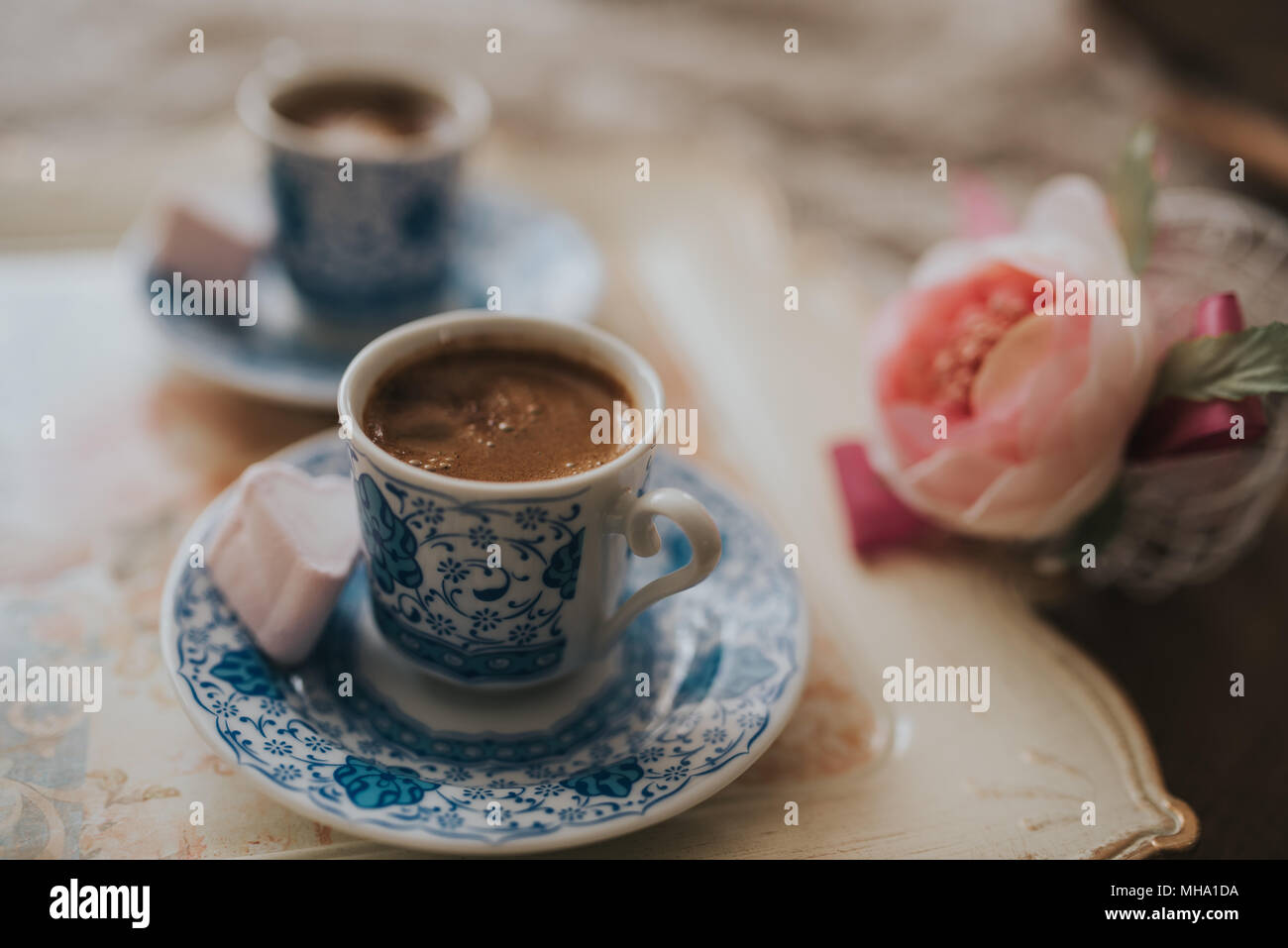 Il caffè turco sulla tavola di legno con colori retrò Foto Stock