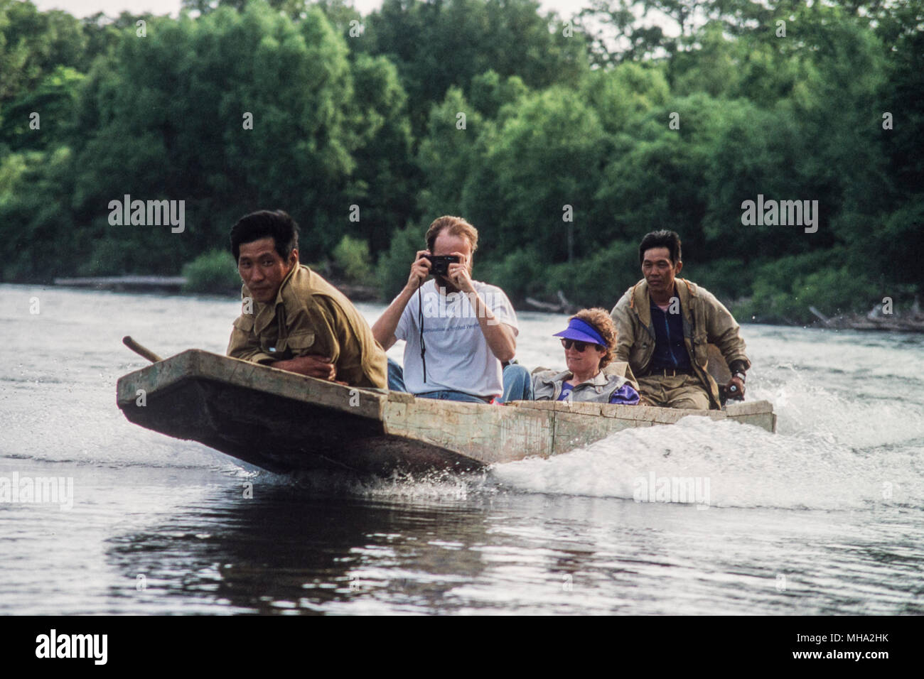 I turisti in longboat con Udege guide sulla parte superiore del Fiume Bikin, Russo/Siberiano in Estremo Oriente. Foresta di questa valle primo habitat per la Siberia (Amur) ti Foto Stock