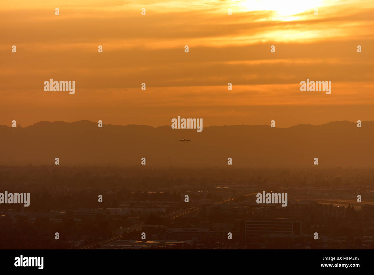 Nuvole arancione al tramonto Foto Stock