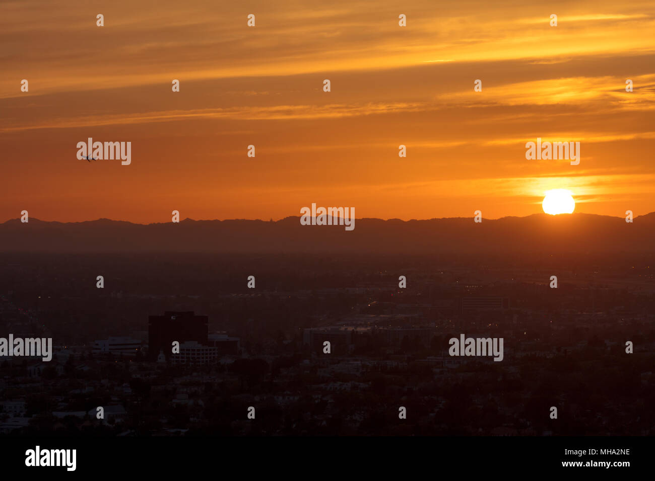 Jetliner decollo al tramonto Foto Stock