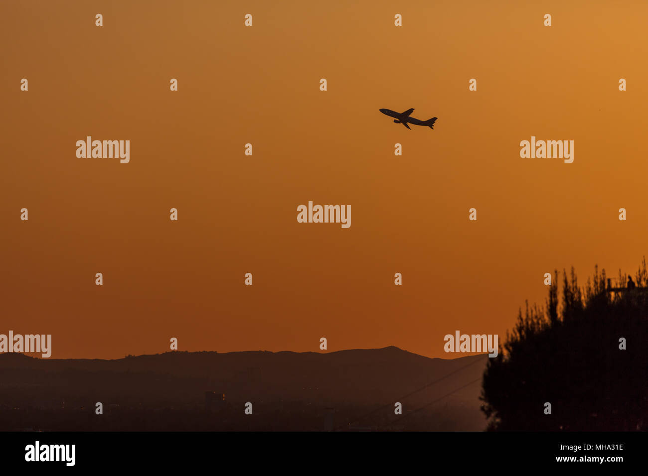 Jet decolla da Burbank, in California Foto Stock