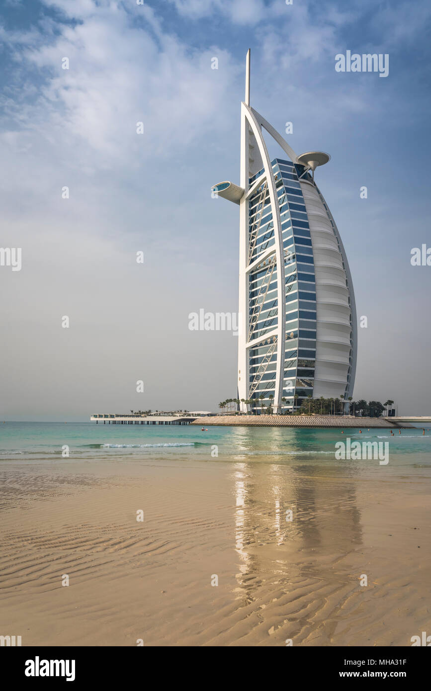 Il Burj Al Arab Hotel e riflessioni in una spiaggia di sabbia a Dubai, UAE, Medio Oriente. Foto Stock