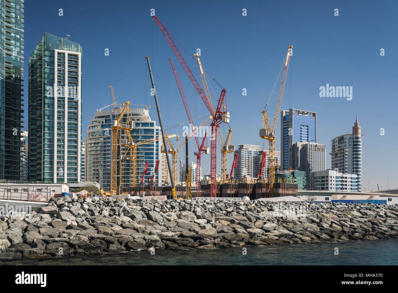 Costruzione di gru edili in Marina di Dubai, UAE, Medio Oriente. Foto Stock