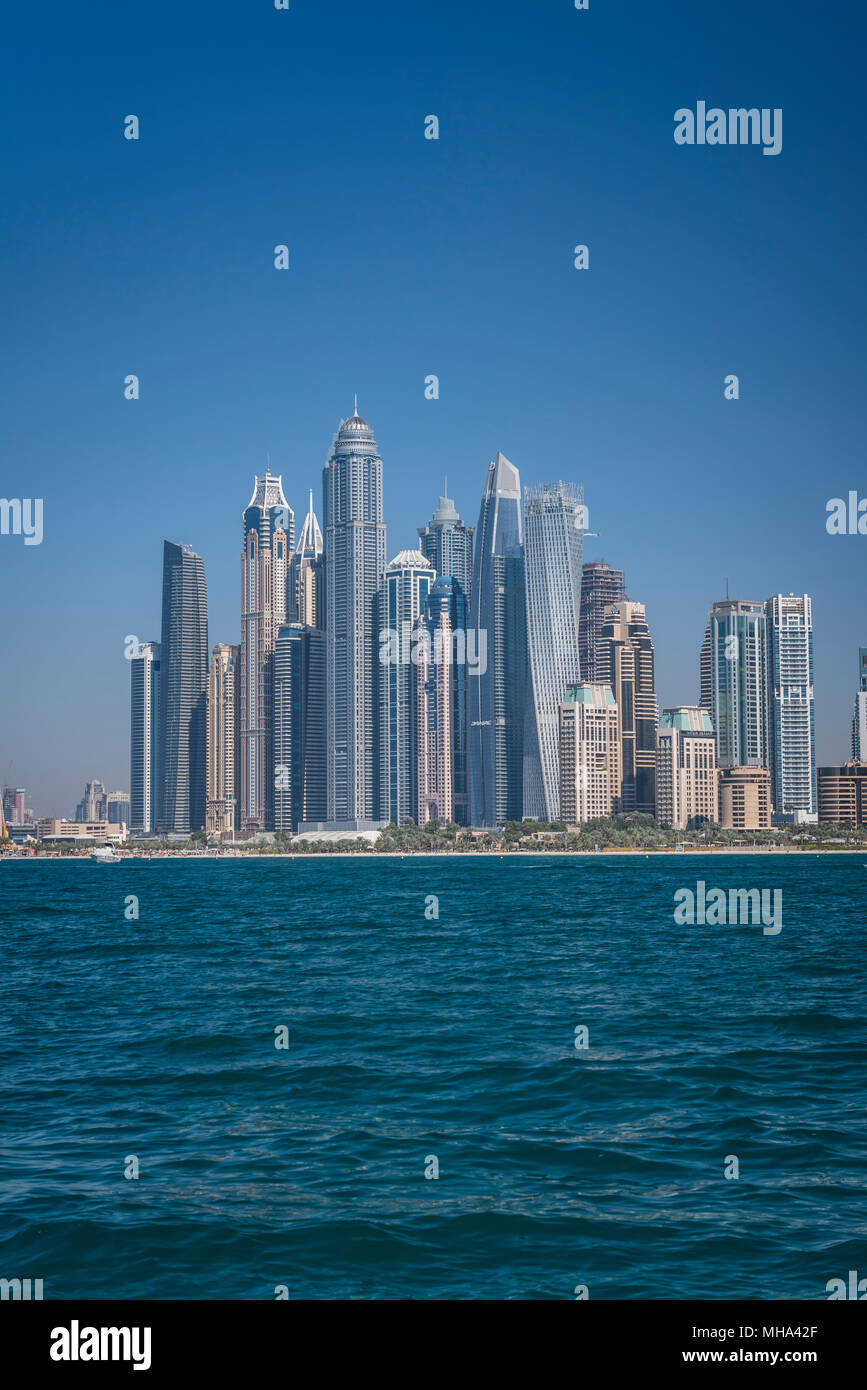 Una vista offshore della marina dal Golfo Persico a Dubai, UAE, Medio Oriente. Foto Stock