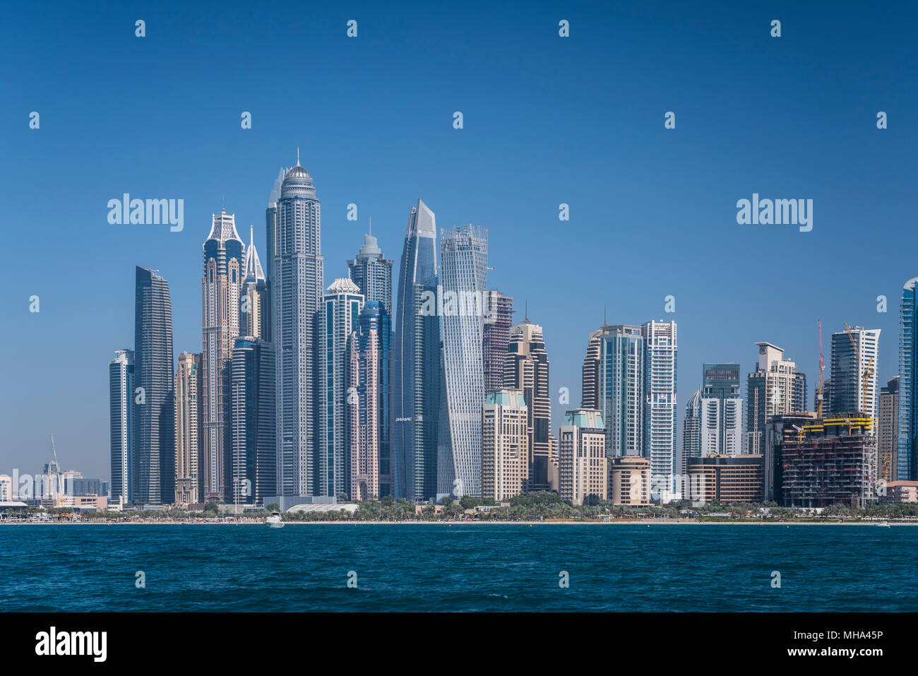 Una vista offshore della marina dal Golfo Persico a Dubai, UAE, Medio Oriente. Foto Stock