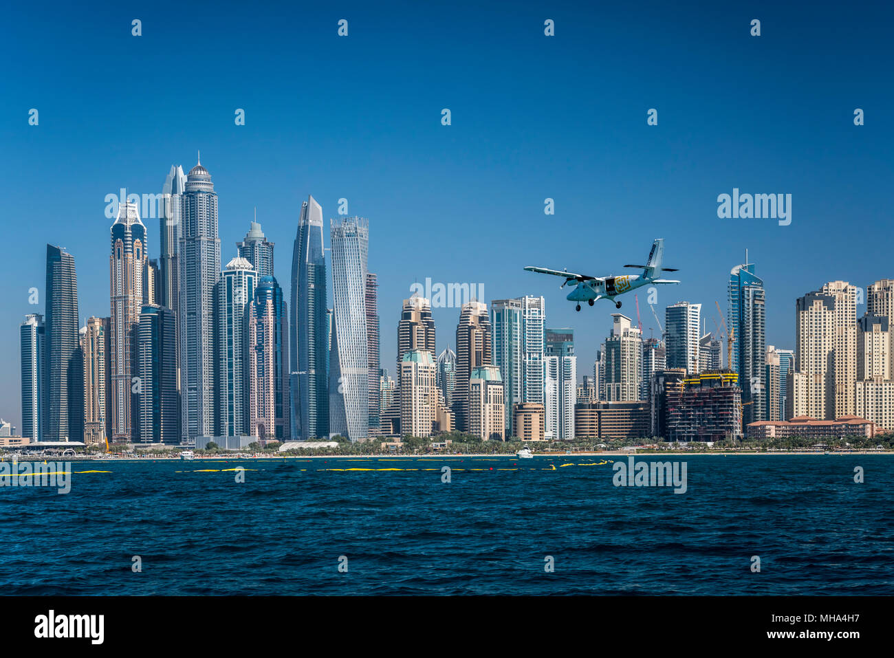 Una vista offshore della marina dal Golfo Persico a Dubai, UAE, Medio Oriente. Foto Stock