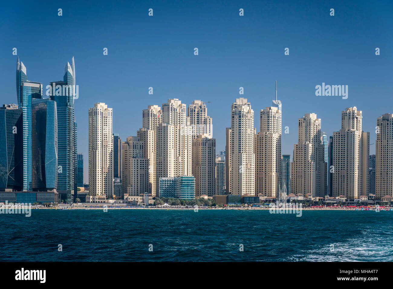 Una vista offshore della marina dal Golfo Persico a Dubai, UAE, Medio Oriente. Foto Stock