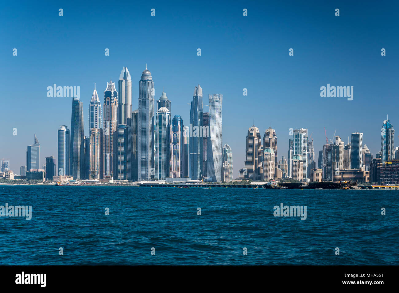 Una vista offshore della marina dal Golfo Persico a Dubai, UAE, Medio Oriente. Foto Stock