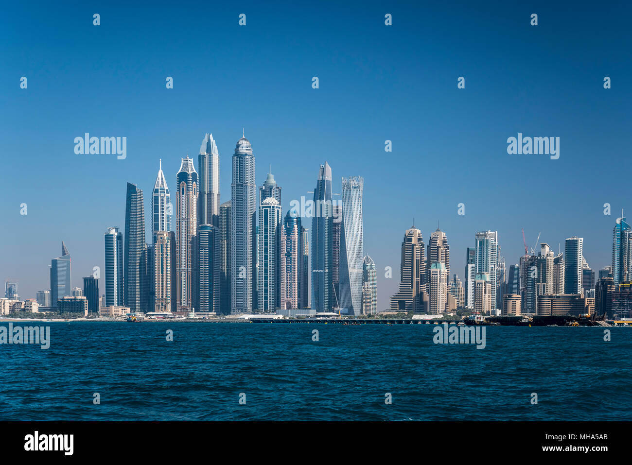 Una vista offshore della marina dal Golfo Persico a Dubai, UAE, Medio Oriente. Foto Stock