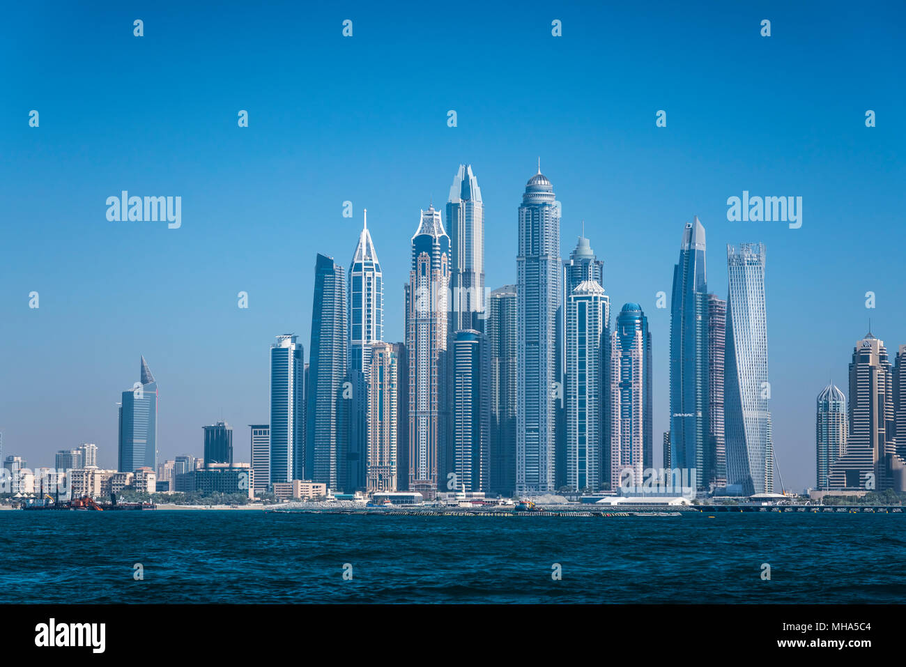 Una vista offshore della marina dal Golfo Persico a Dubai, UAE, Medio Oriente. Foto Stock