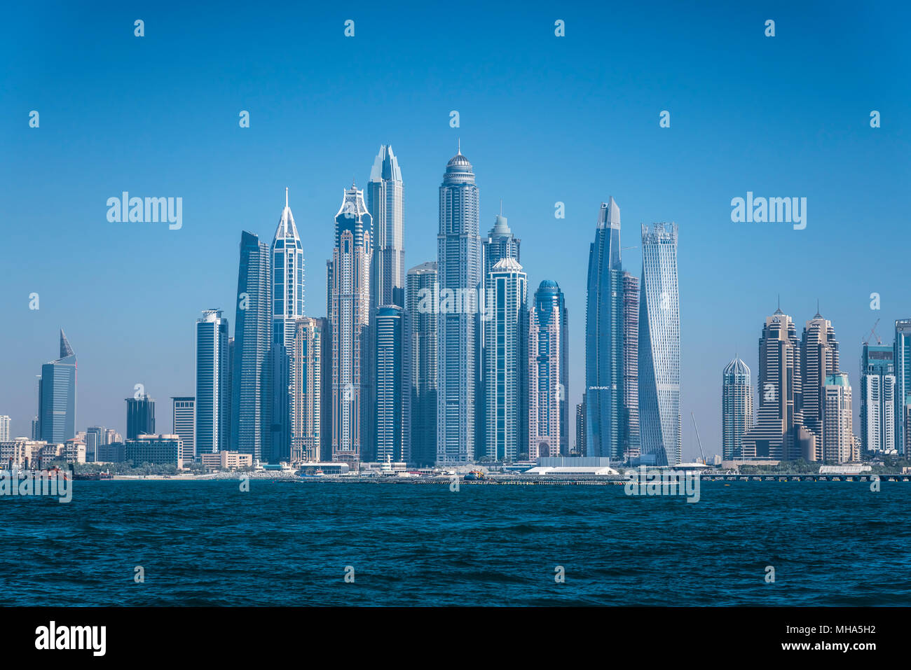 Una vista offshore della marina dal Golfo Persico a Dubai, UAE, Medio Oriente. Foto Stock