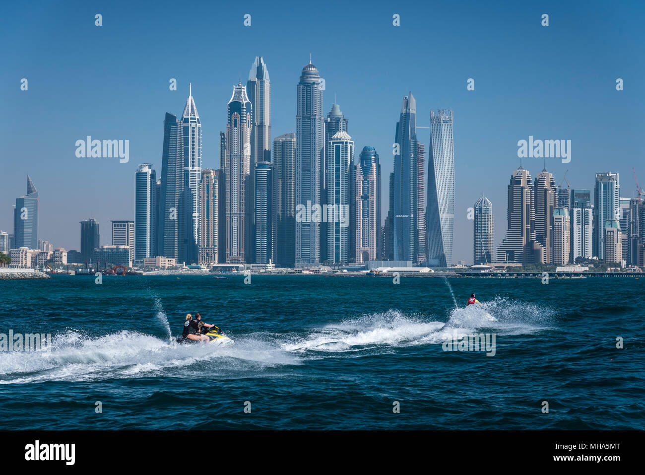 Una vista offshore della marina dal Golfo Persico a Dubai, UAE, Medio Oriente. Foto Stock