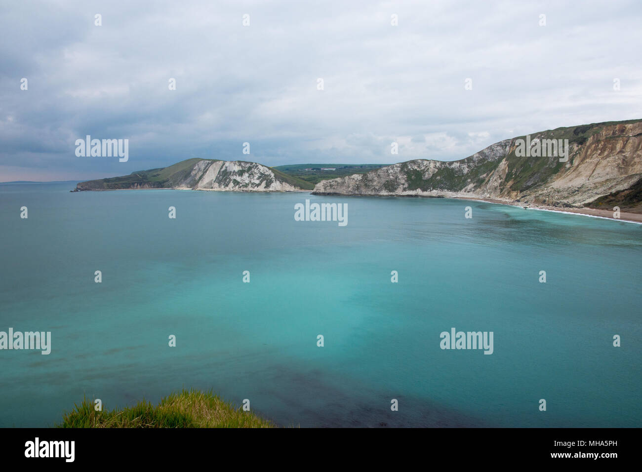 Affacciato sulla baia di Worbarrow, Tyneham, Dorset, Regno Unito mostra le chiare acque al di sotto di Foto Stock