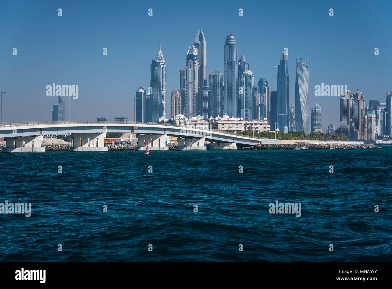 Una vista offshore della marina dal Golfo Persico a Dubai, UAE, Medio Oriente. Foto Stock