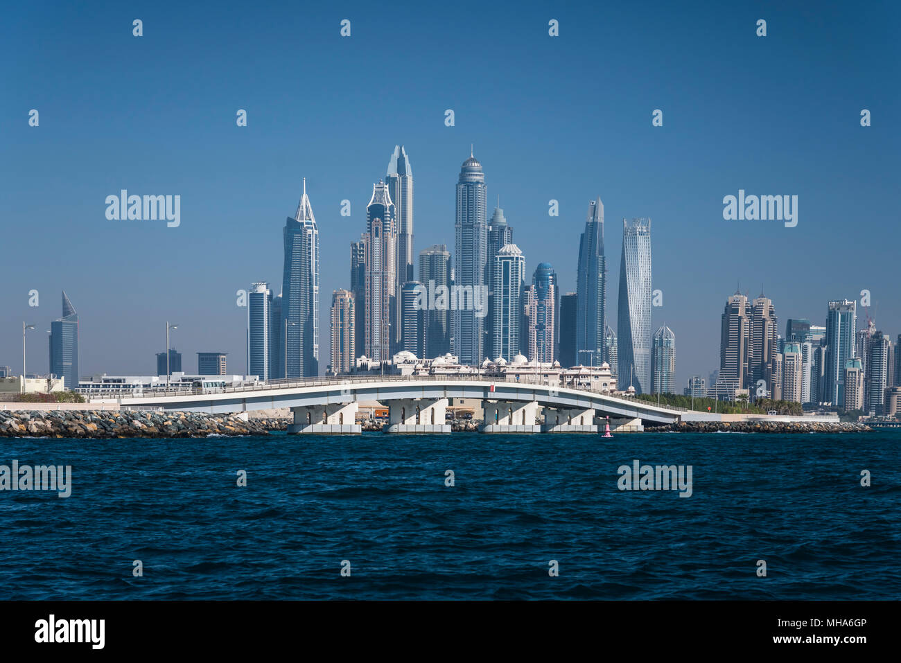 Una vista offshore della marina dal Golfo Persico a Dubai, UAE, Medio Oriente. Foto Stock