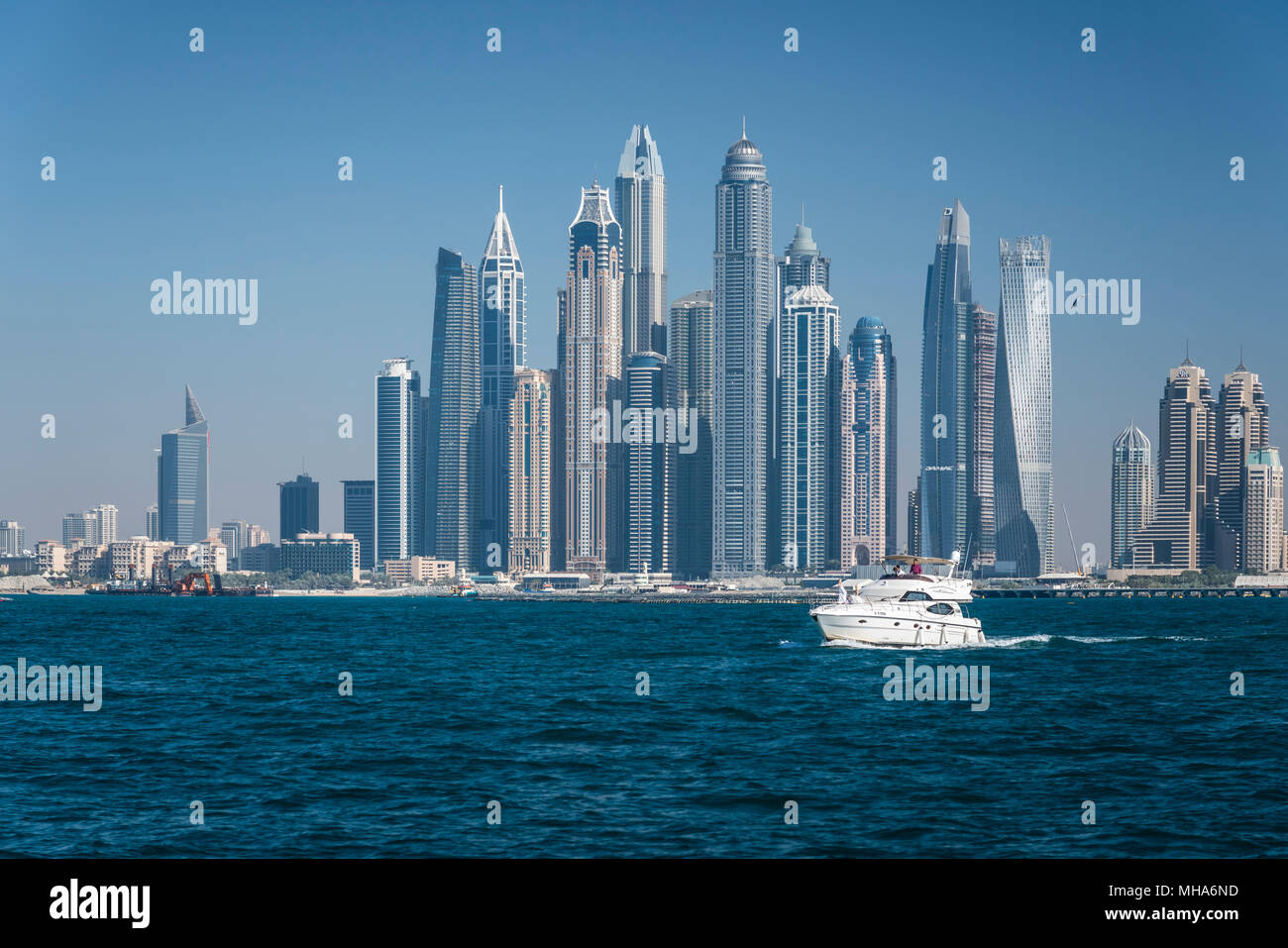 Una vista offshore della marina dal Golfo Persico a Dubai, UAE, Medio Oriente. Foto Stock