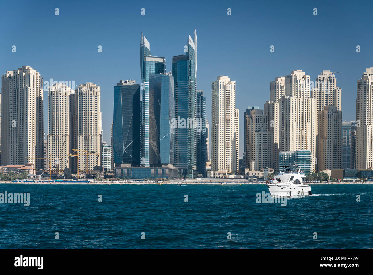 Una vista offshore della marina dal Golfo Persico a Dubai, UAE, Medio Oriente. Foto Stock