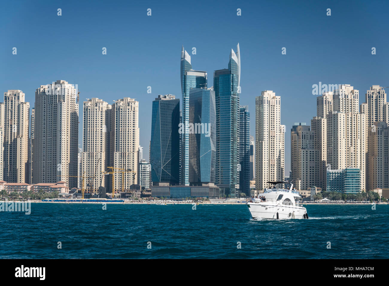 Una vista offshore della marina dal Golfo Persico a Dubai, UAE, Medio Oriente. Foto Stock