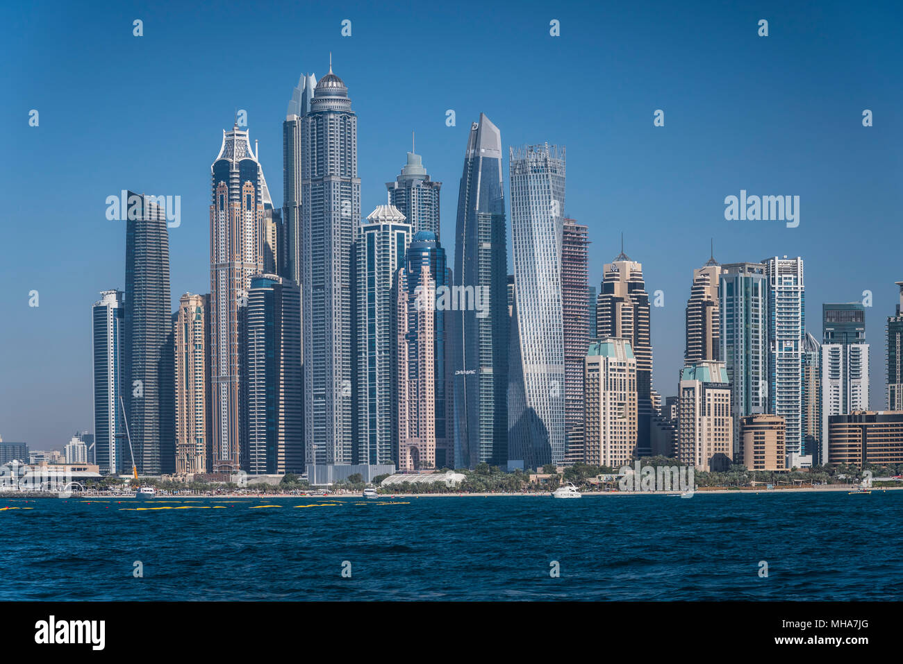 Una vista offshore della marina dal Golfo Persico a Dubai, UAE, Medio Oriente. Foto Stock