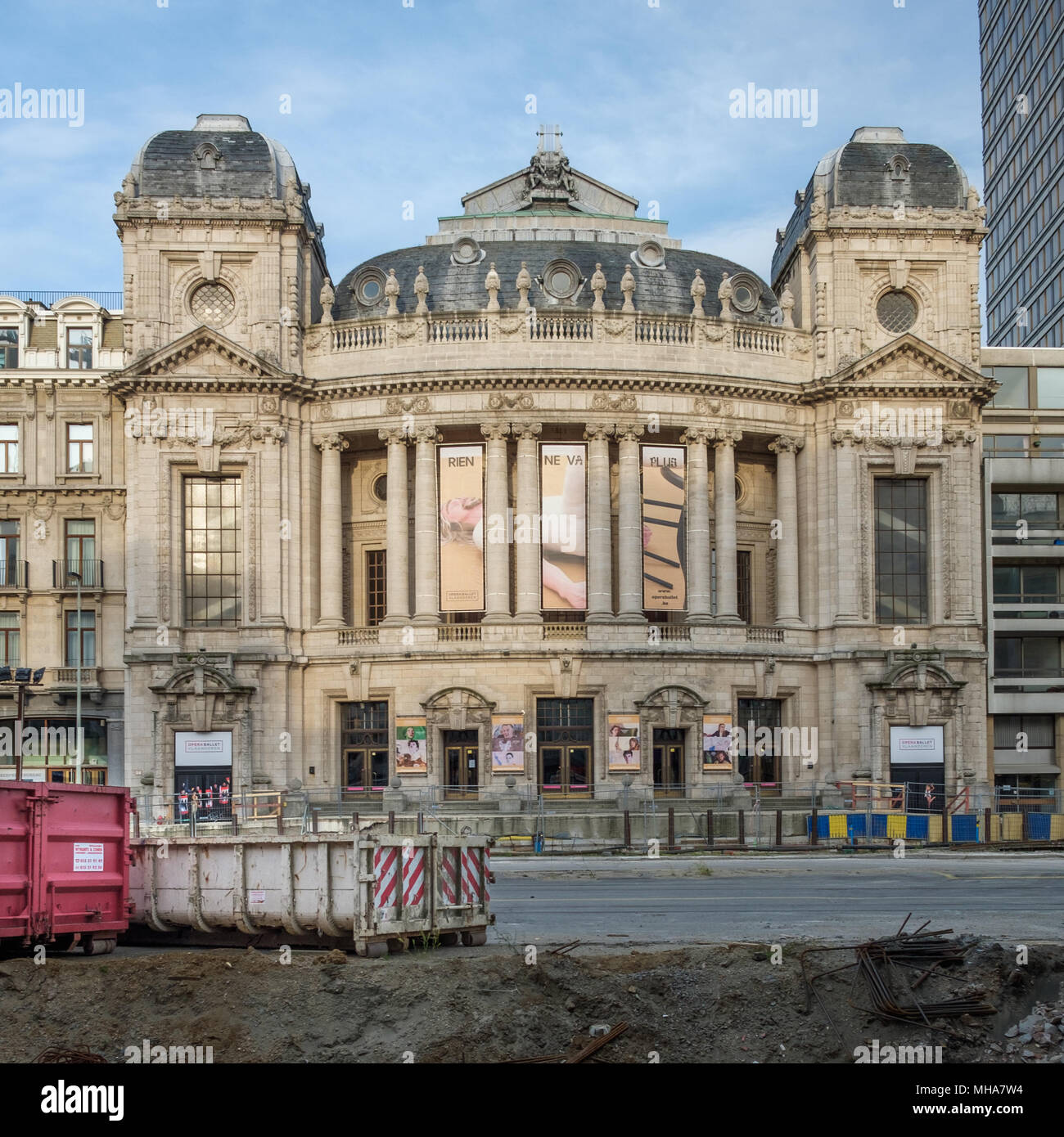Lavori stradali nella parte anteriore del palazzo dell'Opera ad Anversa, in Belgio Foto Stock