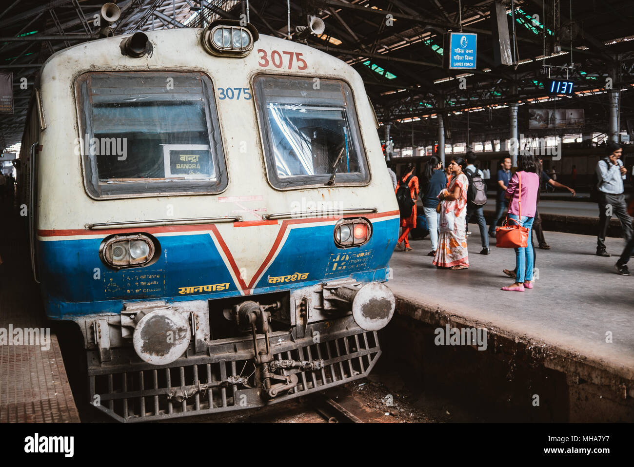 Treno Blu parcheggiato presso la stazione di Mumbai, India Foto Stock