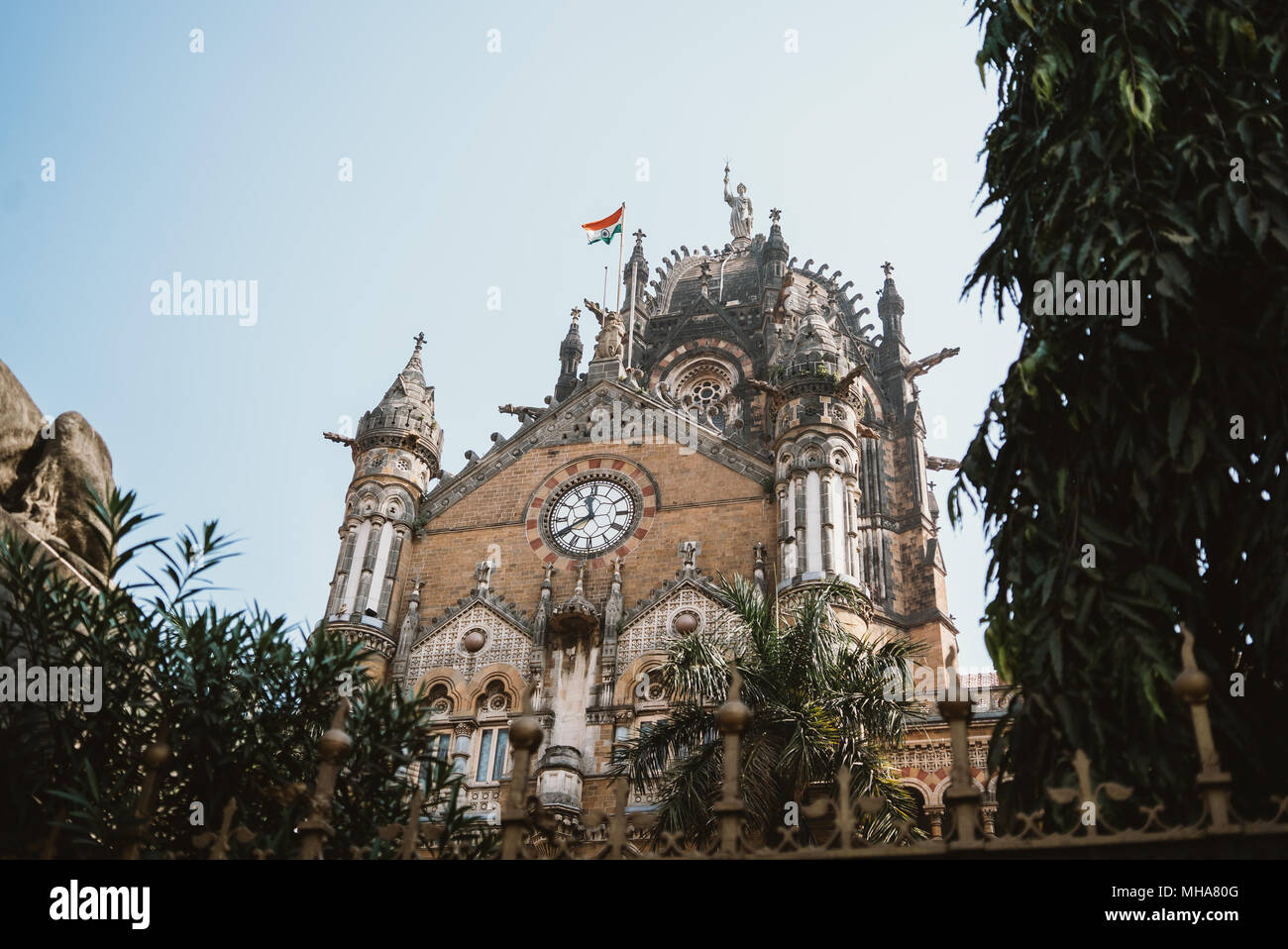 Università gotico palazzo con torre dell orologio in Mumbai, India Foto Stock