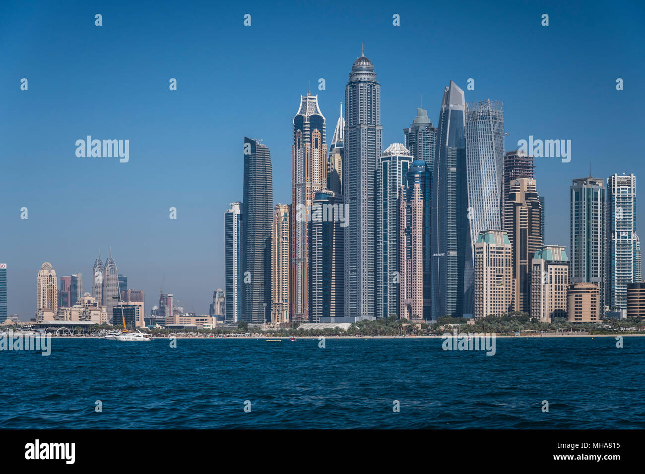 Una vista offshore della marina dal Golfo Persico a Dubai, UAE, Medio Oriente. Foto Stock