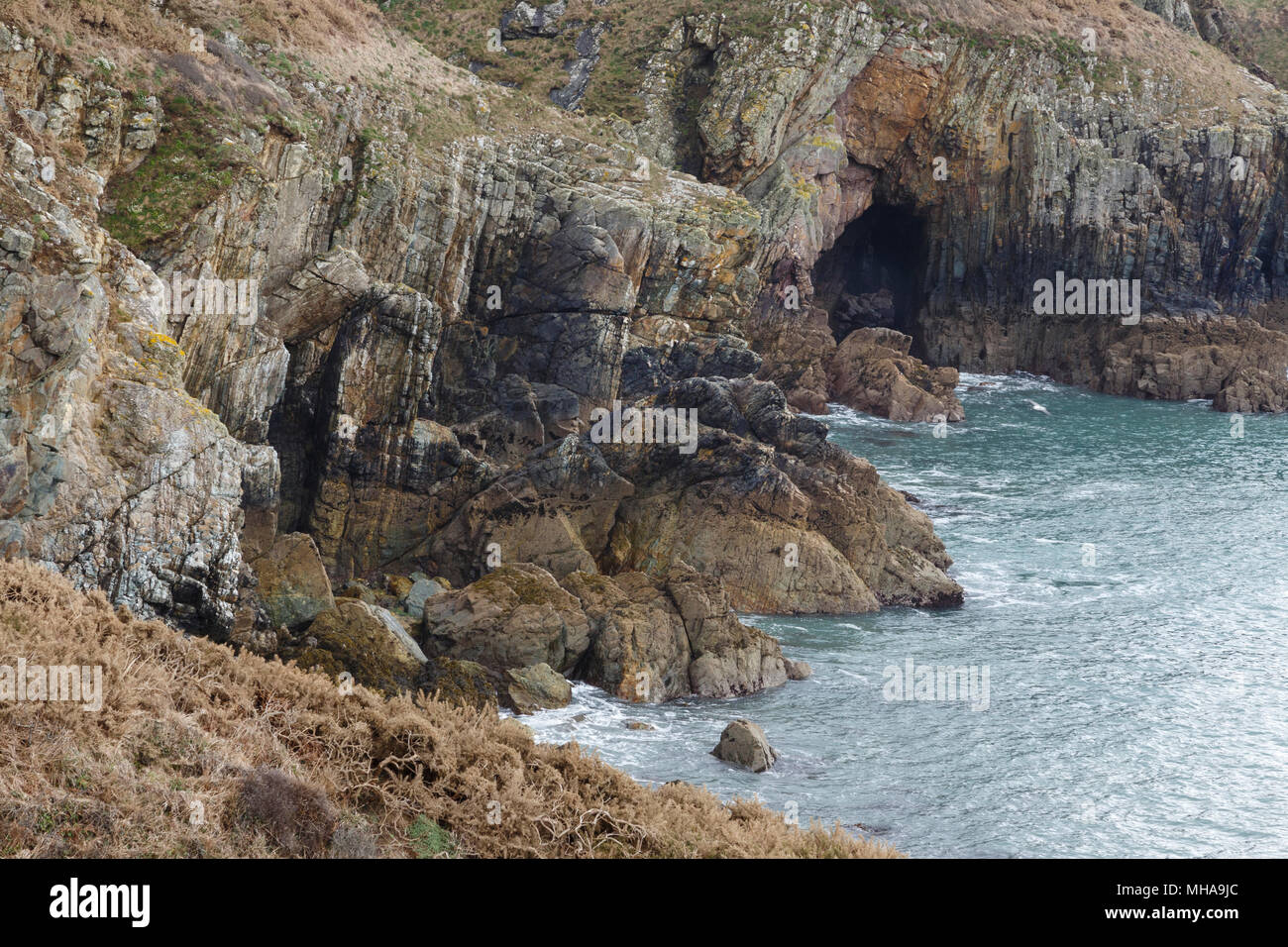 Grotta di mare sulla costa scoscesa del Pembrokeshire Foto Stock