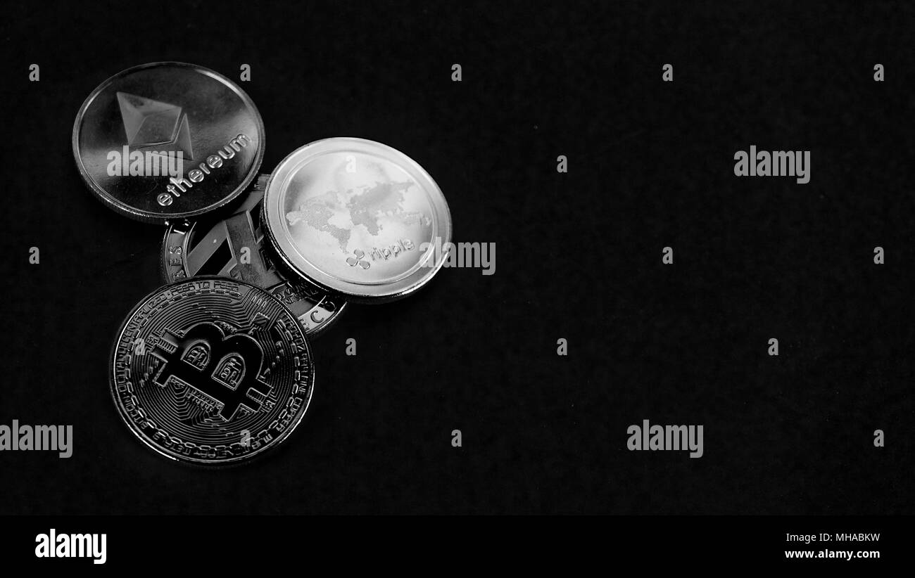 Shiny cryptocurrency monete in bianco e nero con spazio per testo o copiare, mostra tendenza attuale in digital banking Foto Stock