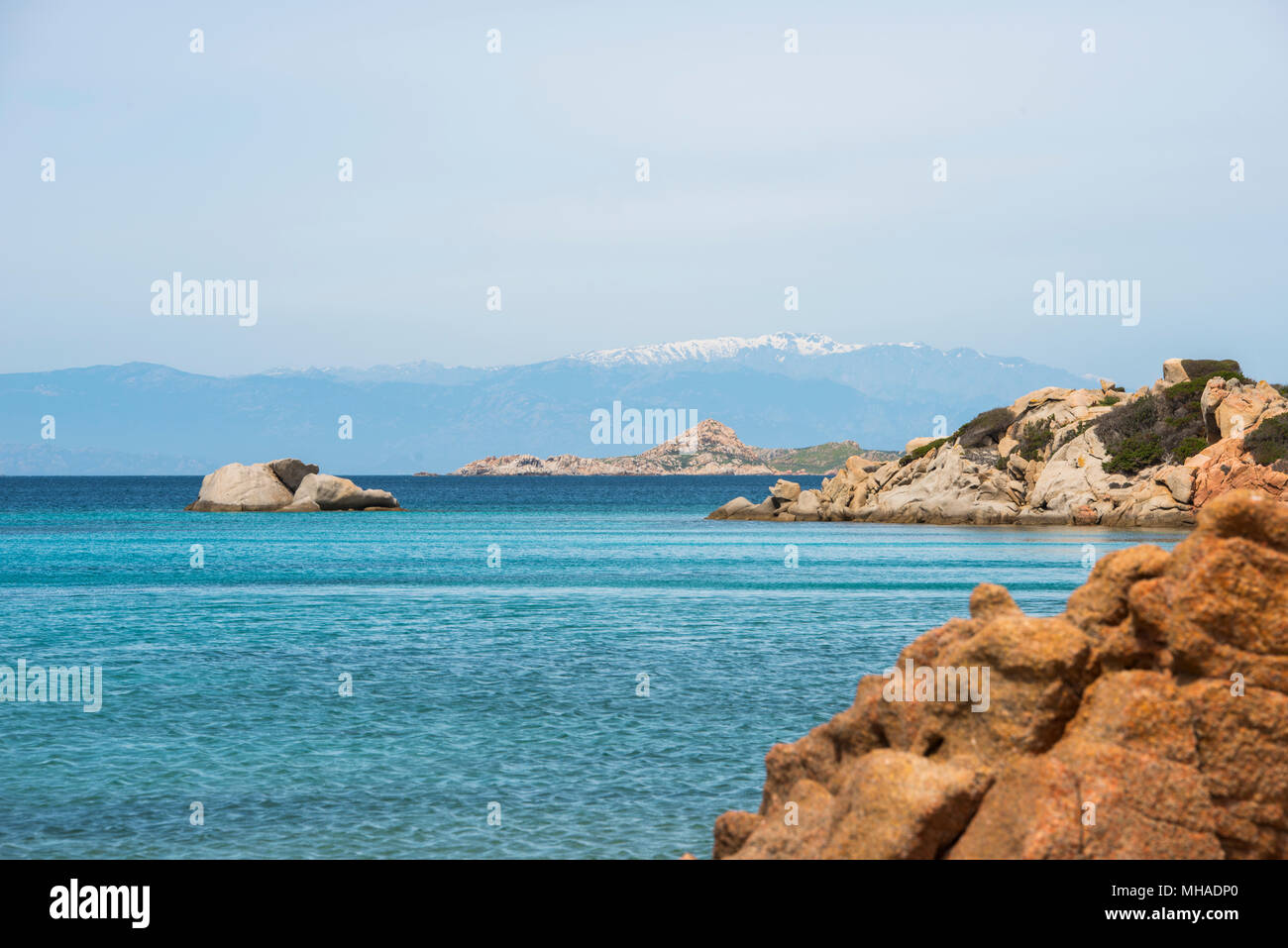 La bellissima isola della Maddalena , confrontato con il maledives, con il blu del mare e le montagne come sfondo, il viaggio qui in traghetto da Palau Foto Stock