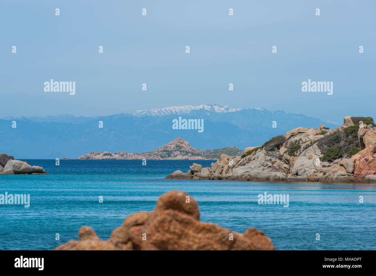 La bellissima isola della Maddalena , confrontato con il maledives, con il blu del mare e le montagne come sfondo, il viaggio qui in traghetto da Palau Foto Stock