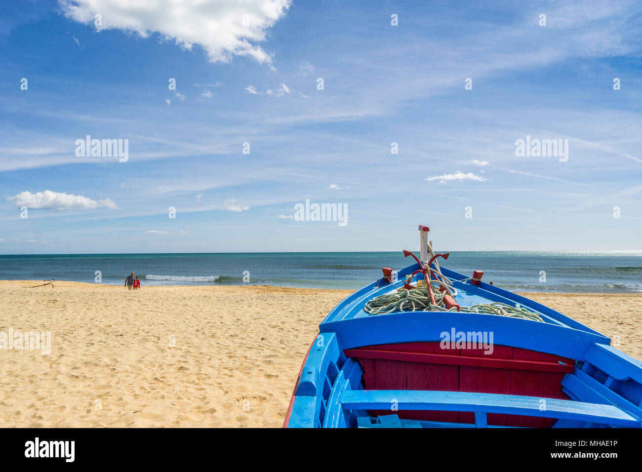 Blu, barca da pesca sulla spiaggia sabbiosa di Armacao de Pera, Algarve, PORTOGALLO Foto Stock