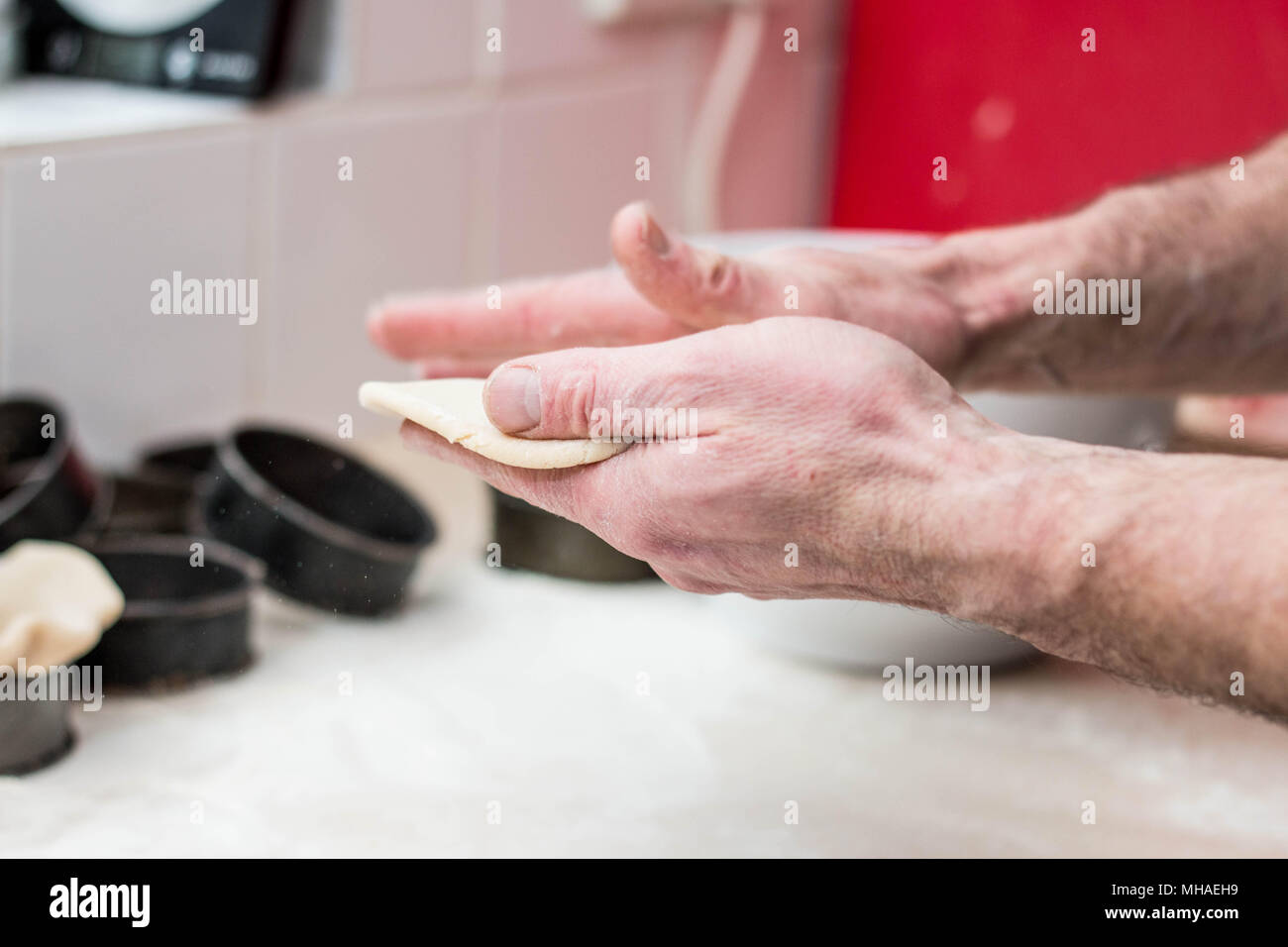 Realizzazione artigianale pasticci di carne di maiale Foto Stock