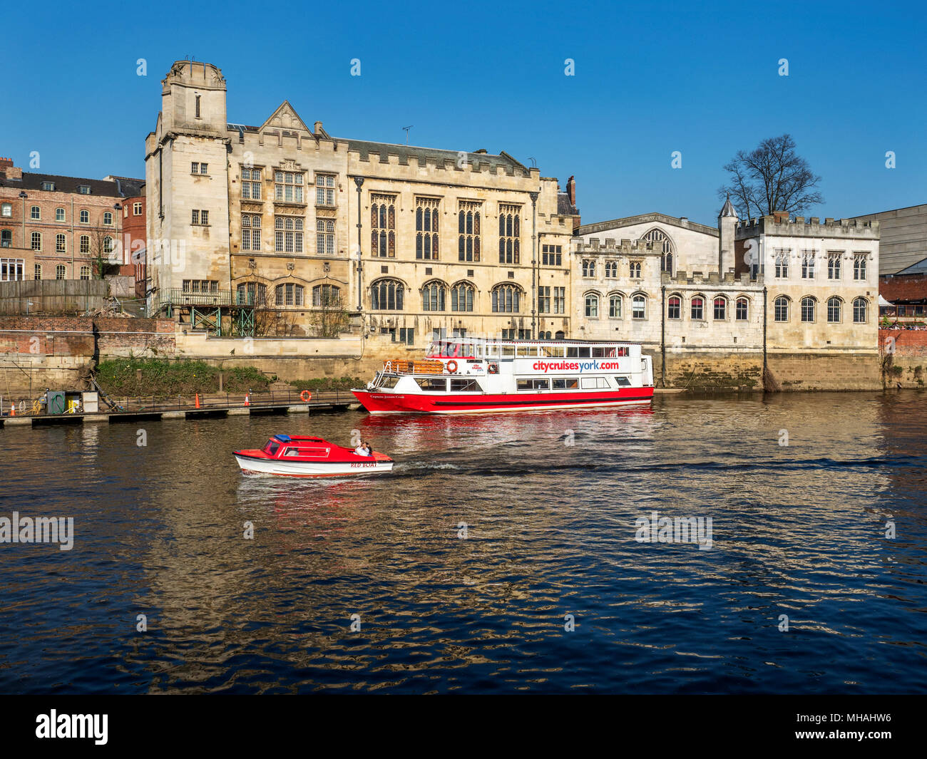 Riverboat passando York Guildhall sul fiume Ouse a York Yorkshire Inghilterra Foto Stock
