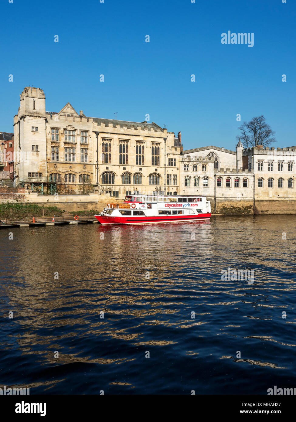 Riverboat ormeggiato per York Guildhall sul fiume Ouse York Yorkshire Inghilterra Foto Stock