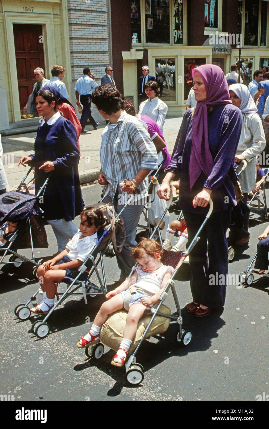 Washington, DC, Stati Uniti d'America, Giugno 1, 1984 dimostrazione da musulmani studenti iraniani la società degli Stati Uniti e del Canada. I sostenitori del popolo della organizzazione Mojahedin dell'Iran contro il regime di Khomeini. Foto Stock