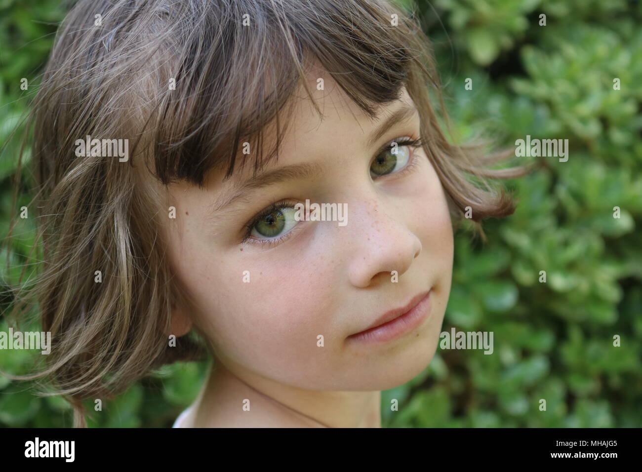 Ritratto di green eyed ragazza con un sereno sguardo sul suo viso Foto Stock