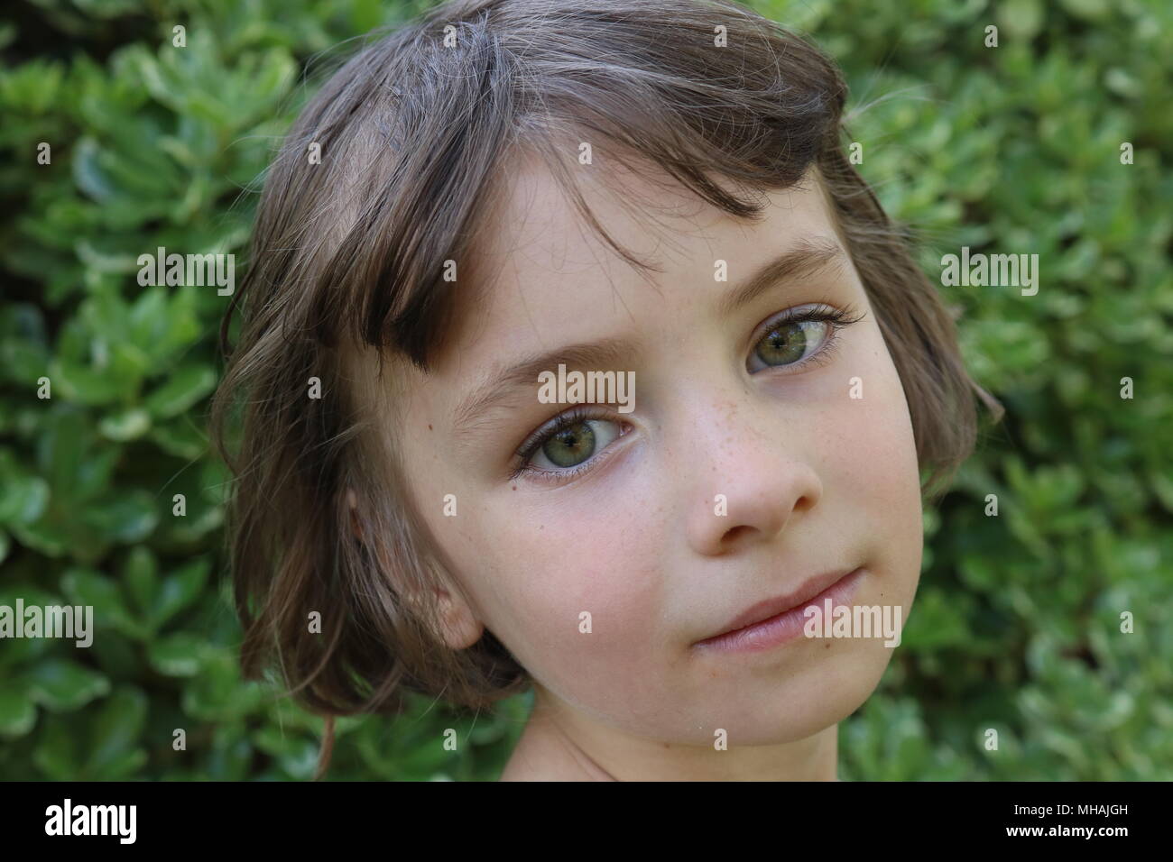 Ritratto di green eyed ragazza con un sereno sguardo sul suo viso Foto Stock