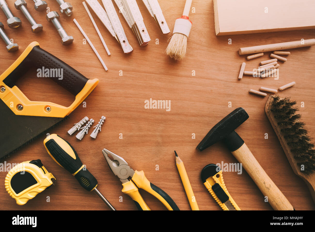 Vista superiore del tuttofare lavori domestici gli strumenti di riparazione sul banco di lavoro con spazio di copia Foto Stock