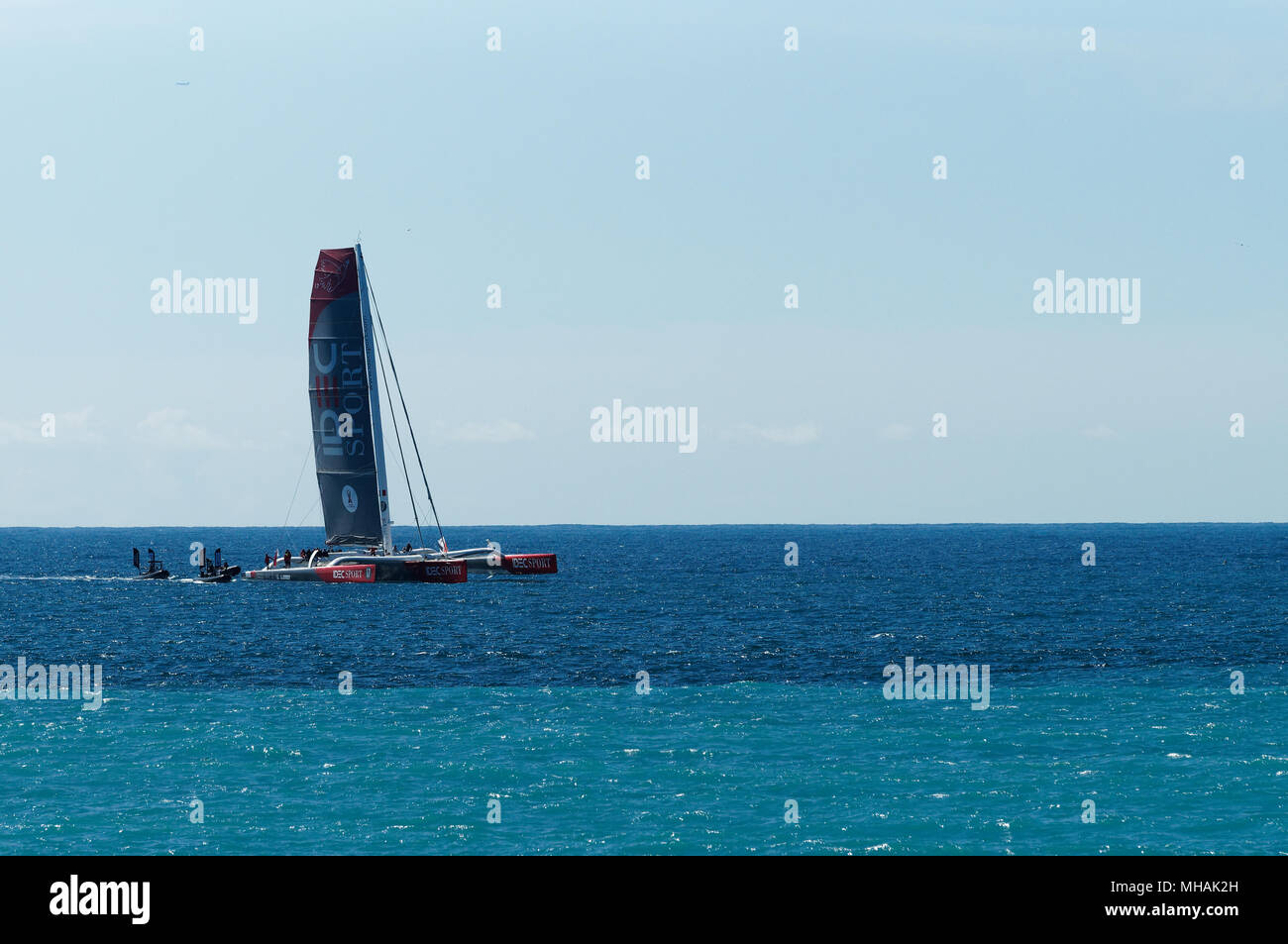 Xxv Aprile a 6 Maggio 2018 ULTIMED bella gara. L IDEC sport maxi trimarano a formazione in Baie des Anges, Riviera francese. sprint offshore Foto Stock