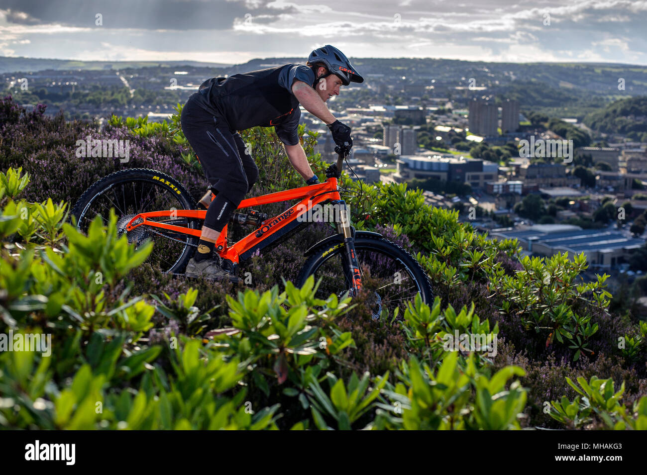 Un uomo che cavalca un pedale elettrico assistere e-bike vicino alla città di Halifax in Inghilterra settentrionale. Foto Stock