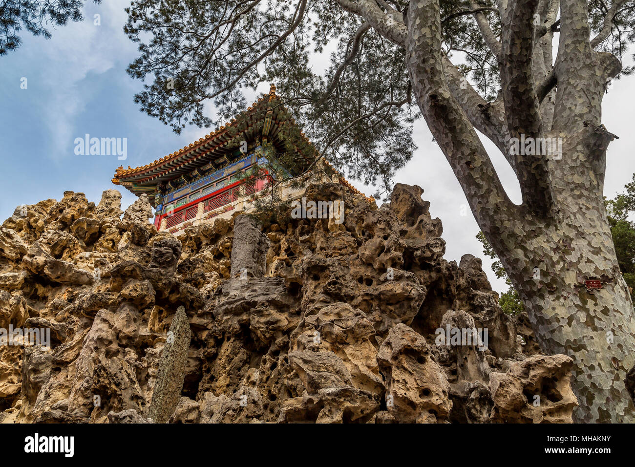 La prospettiva imperiale Pavilion in piedi sulla pietra artificiale hill noto come la montagna di accumuli di eleganza. La città proibita a Pechino, Cina. Foto Stock