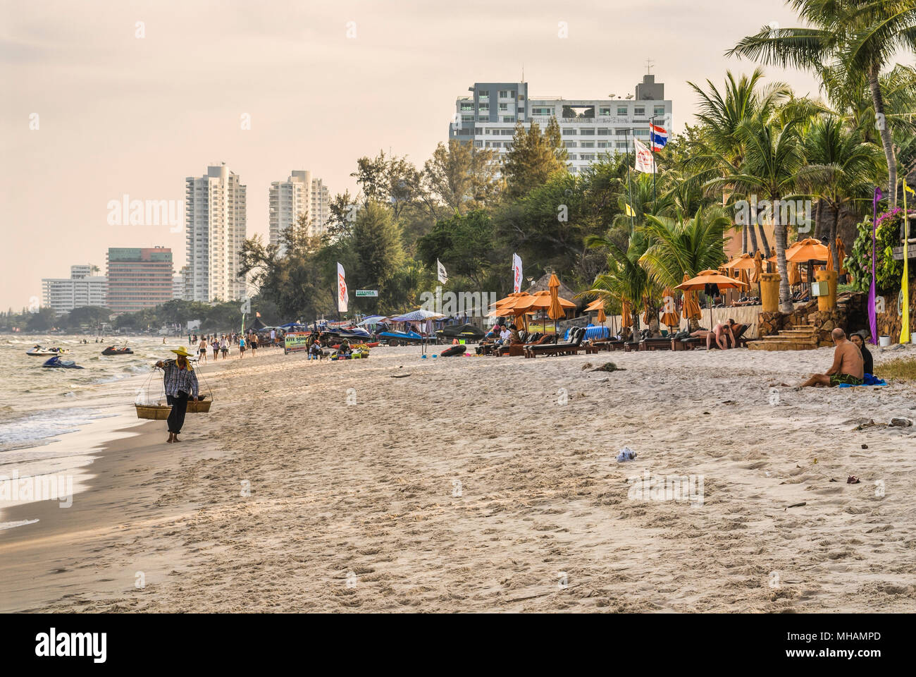 Turisti alla spiaggia di Hua Hin, Thailandia Foto Stock