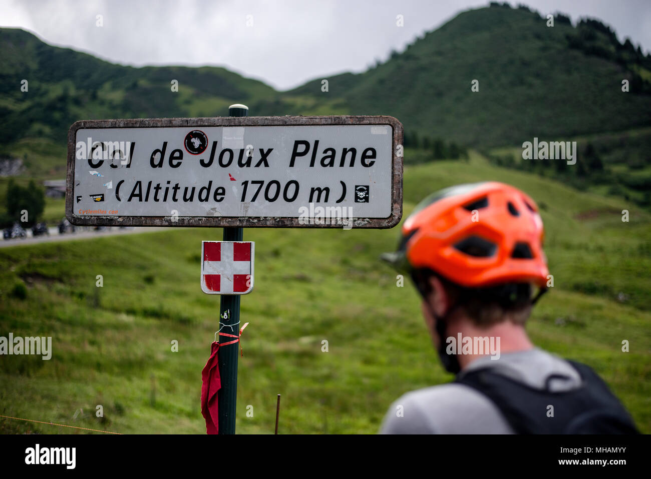 Un uomo su una mountain bike sul Col de Joux piano. Foto Stock