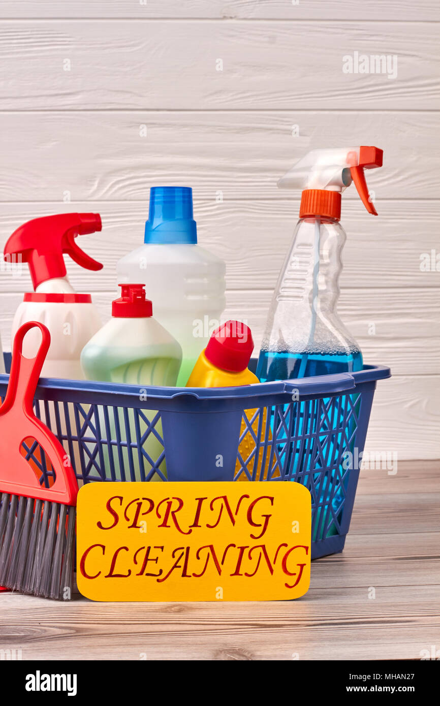 Il cestello con i prodotti di pulizia per la casa. Foto Stock